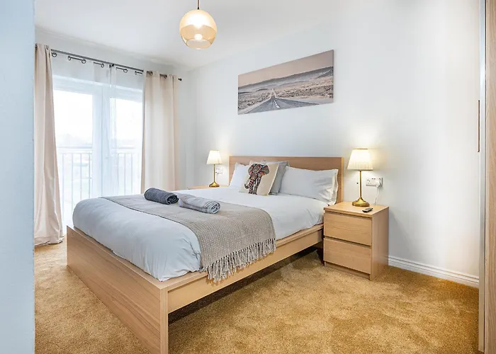 Reading 2-Bed Apartment & Parking